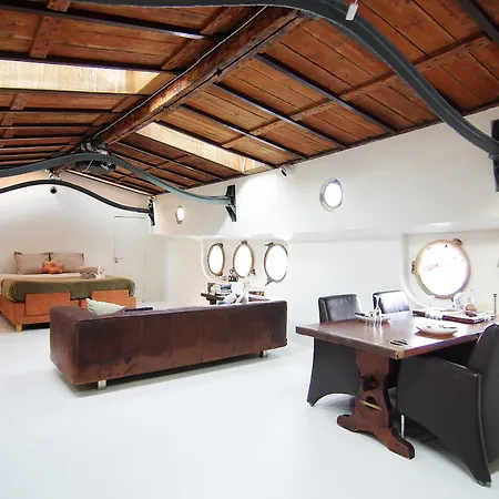 Najade Eco Houseboat Ботель *